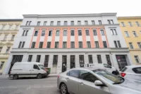 STADTHAUS MEIDLING – Straßenansicht