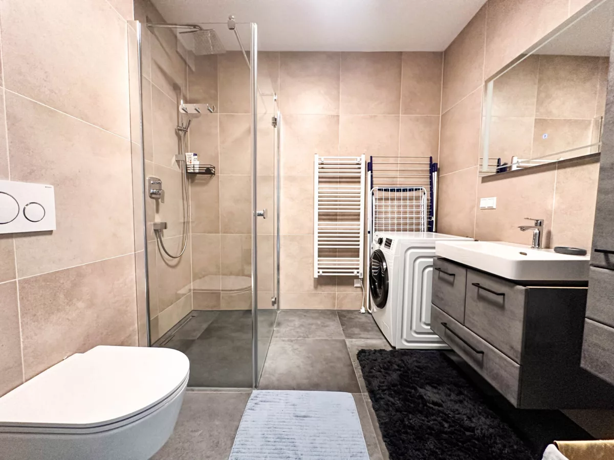 Badezimmer mit Dusche