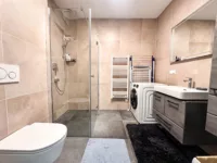 Badezimmer mit Dusche