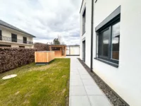 Garten entlang der Fassade