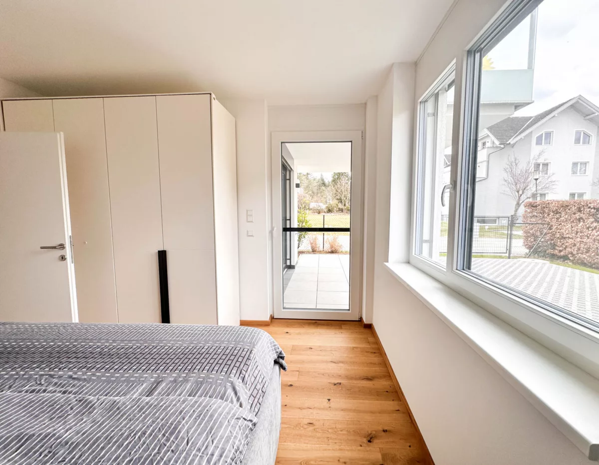 Schlafzimmer – Blick zum Gartenzugang