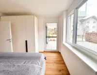 Schlafzimmer – Blick zum Gartenzugang