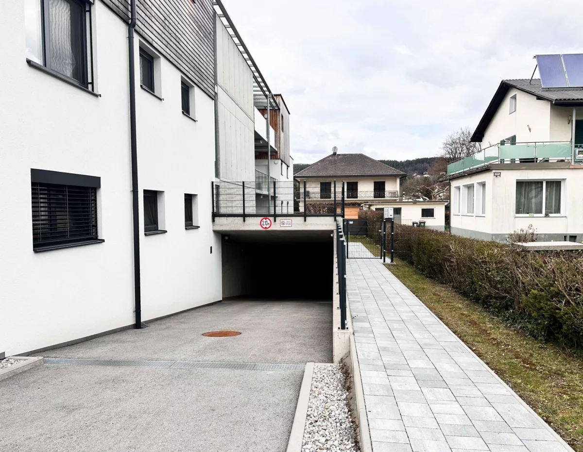 Hausansicht und seitlicher Zugangsweg