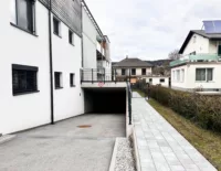 Hausansicht und seitlicher Zugangsweg
